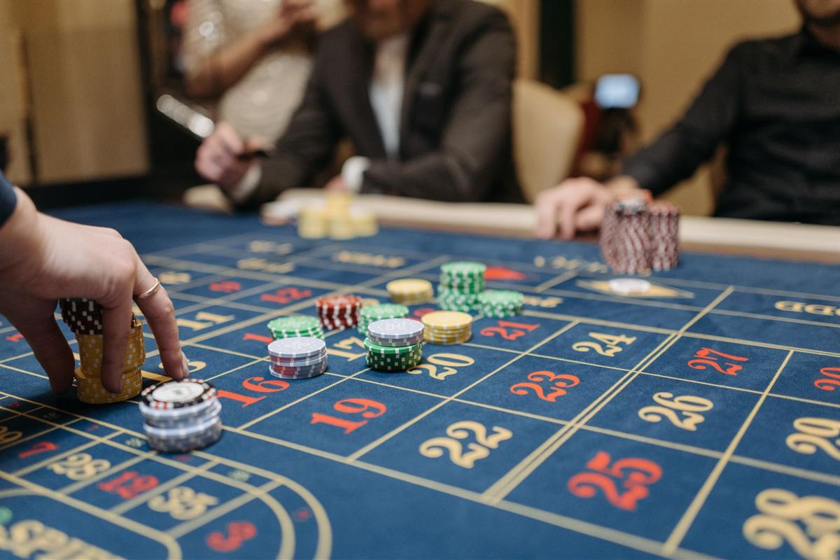 Meja roulette dengan chip dan kartu permainan di kasino