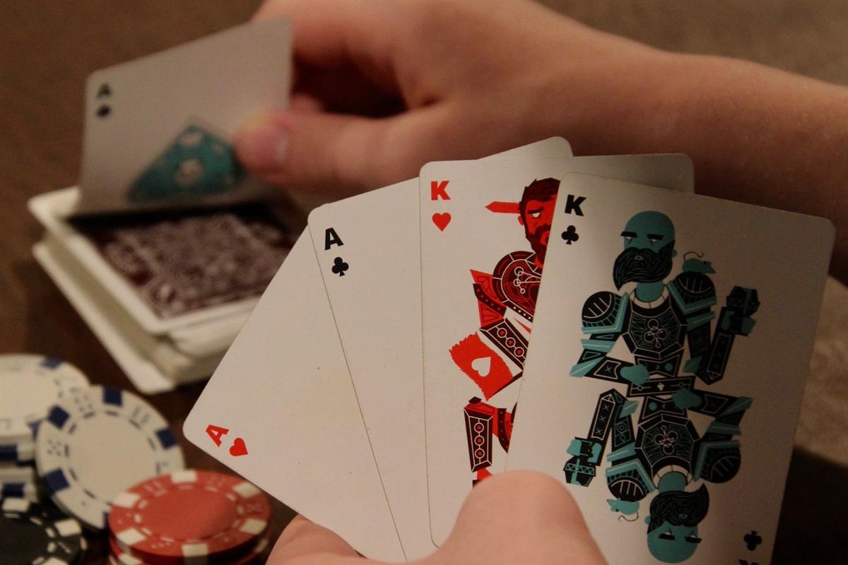 Kartu as dan raja dengan tumpukan chip poker di atas meja
