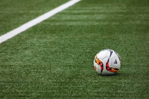 Bola sepak di atas lapangan hijau menjelang pertandingan