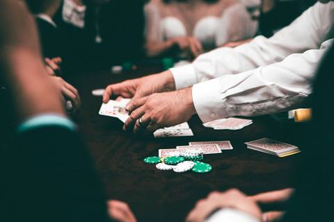 Suasana permainan poker yang serius di meja final
