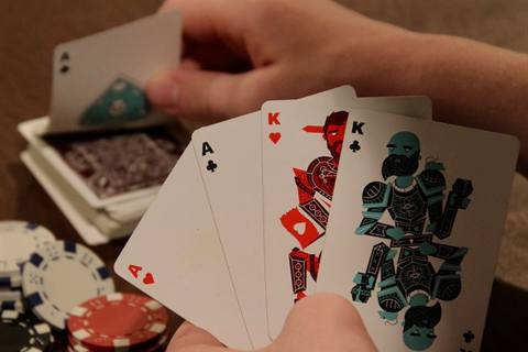 Kartu as dan raja dengan tumpukan chip poker di atas meja